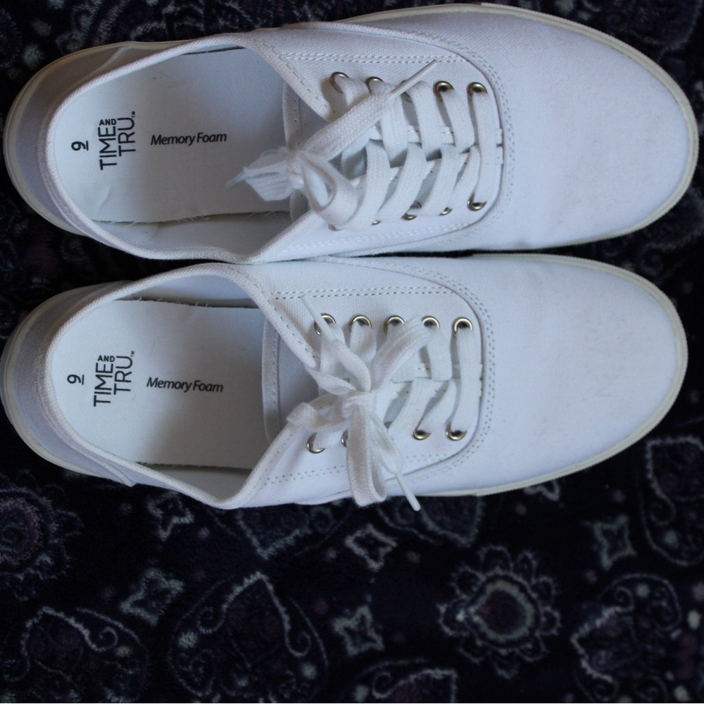 Time and Tru Classic White Lace-Up Sneakers. Size 9